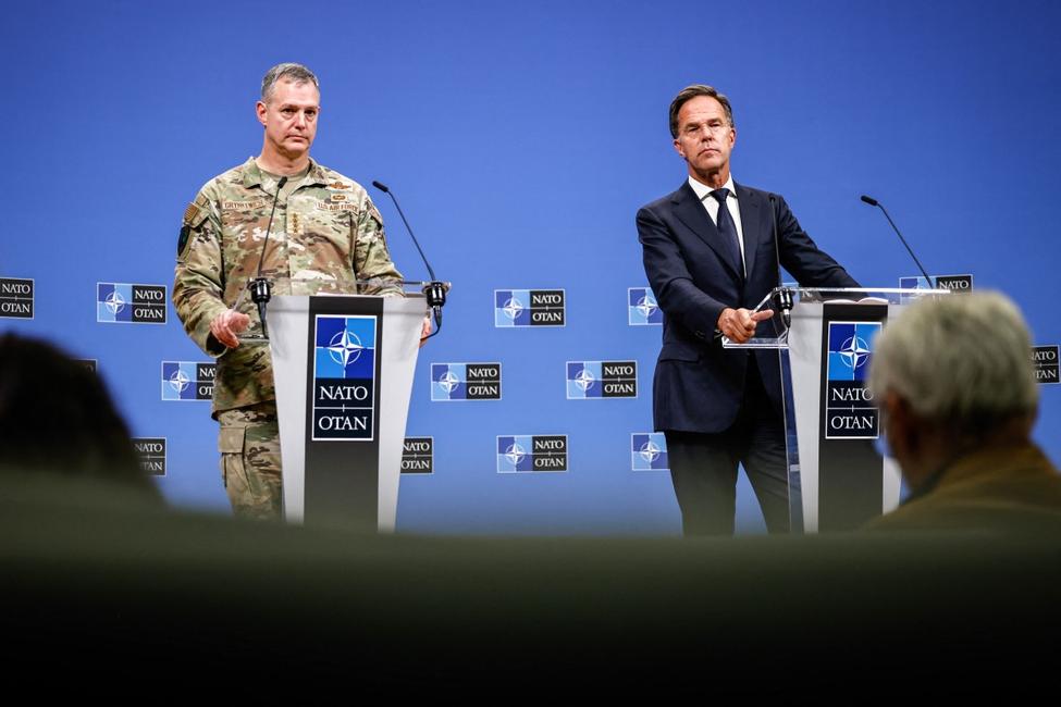 Le secrétaire général de l'OTAN, Mark Rutte (à droite), et le commandant suprême des forces alliées en Europe, le général Alexus G. Grynkewich (à gauche), assistent à une conférence de presse conjointe sur la violation de l'espace aérien polonais par des drones russes, au siège de l'OTAN à Bruxelles, le 12 septembre 2025.