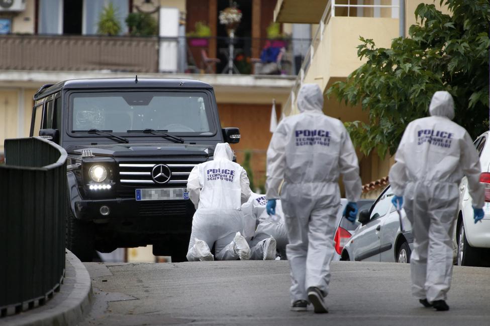 Des policiers de la police scientifique mènent des recherches autour de la voiture blindée de Guy Orsoni afin de recueillir des éléments de preuve, à Ajaccio, sur l’île méditerranéenne française de Corse, le 13 septembre 2018, à la suite d’une fusillade. Guy Orsoni, fils de l’ancien nationaliste corse Alain Orsoni, président du club de football de Ligue 2 de l’AC Ajaccio, a été blessé par balles ce matin-là dans le centre-ville d’Ajaccio, sans que son pronostic vital ne soit engagé, selon le parquet. Âgé d’une trentaine d’années et mis en examen pour association de malfaiteurs en lien avec une entreprise criminelle, il a été touché au bras alors qu’il se trouvait à l’entrée des Jardins de l’Empereur, dans les hauteurs de la ville. Il est parvenu à échapper à ses agresseurs, a précisé le procureur d’Ajaccio.