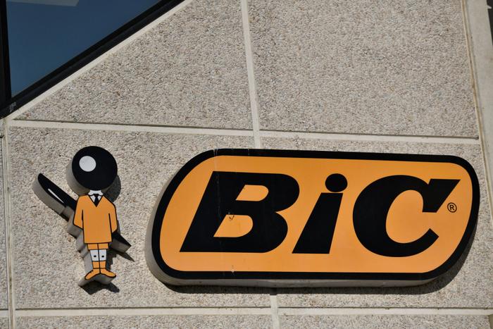 Le logo de Bic est visible à l'entrée de l'usine du groupe à Montévrain, le 14 septembre 2020.