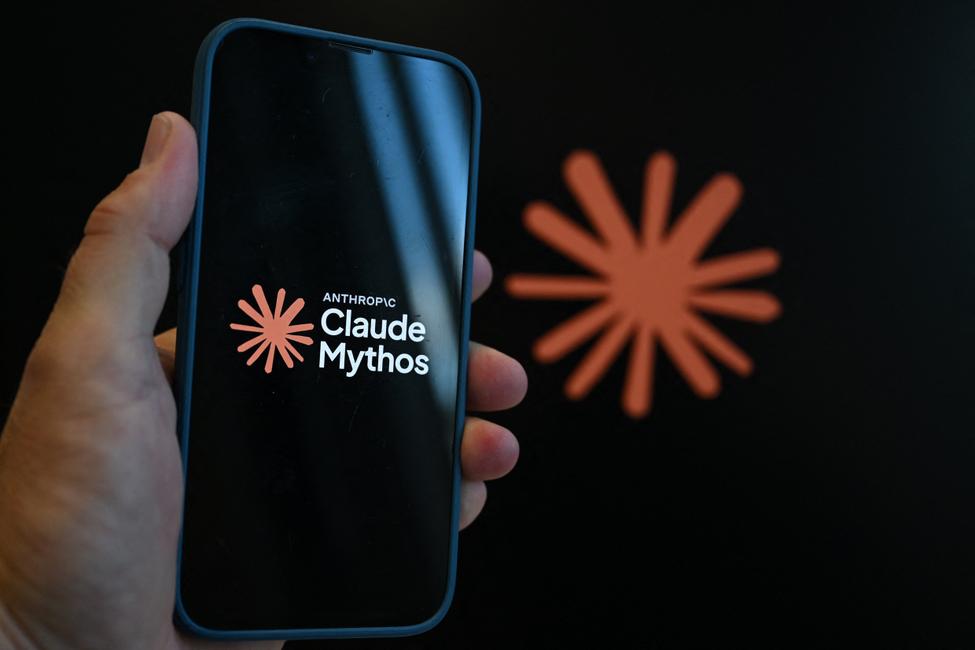 Le logo de l'assistant IA « Claude Mythos », développé par la société américaine de recherche et de sécurité en intelligence artificielle Anthropic, affiché sur l'écran d'un smartphone à Bruxelles le 10 juin 2026.