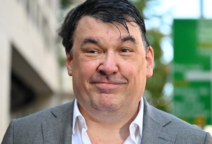 L’écrivain et réalisateur irlandais Graham Linehan réagit à son arrivée au tribunal de Westminster, à Londres, le 4 septembre 2025, où il doit comparaître pour répondre à des accusations de harcèlement à l’encontre d’une militante transgenre.