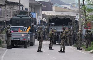 Des agents de sécurité indiens montent la garde à Wuyan, près de Srinagar, la principale ville du Cachemire sous administration indienne, le 7 mai 2025.