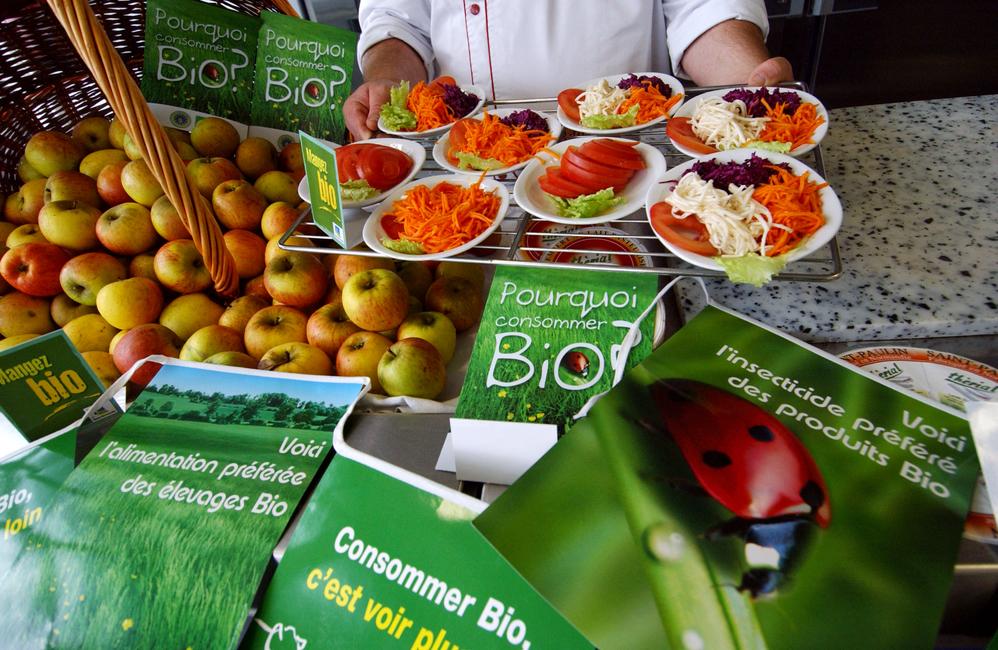 Un cuisinier d'un lycée propose aux élèves des plats, fruits et légumes bio ou locaux, provenant des lycées agricoles ou aquacoles de la région.