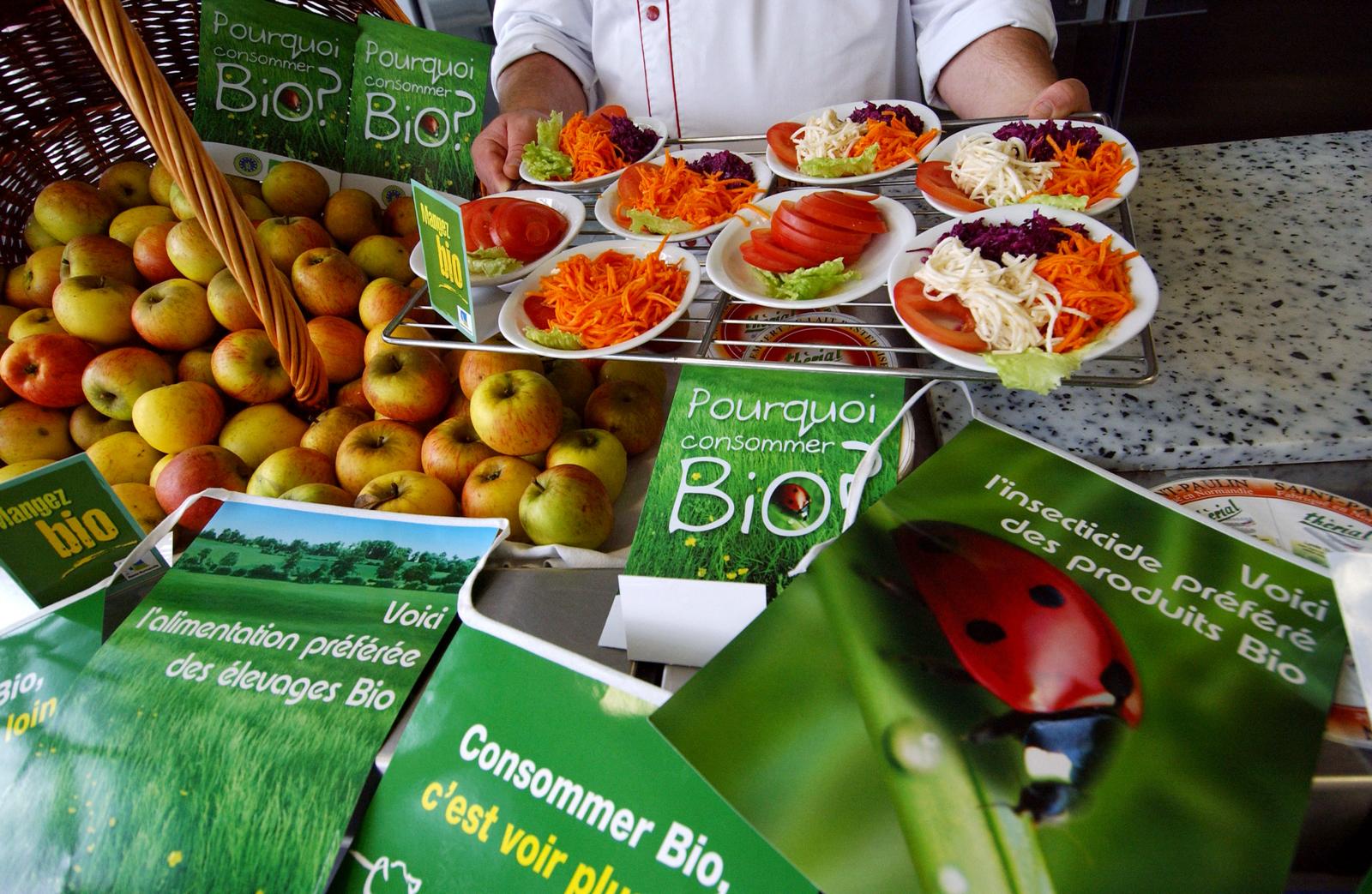 Un cuisinier d'un lycée propose aux élèves des plats, fruits et légumes bio ou locaux, provenant des lycées agricoles ou aquacoles de la région.
