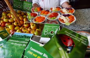 Un cuisinier d'un lycée propose aux élèves des plats, fruits et légumes bio ou locaux, provenant des lycées agricoles ou aquacoles de la région.