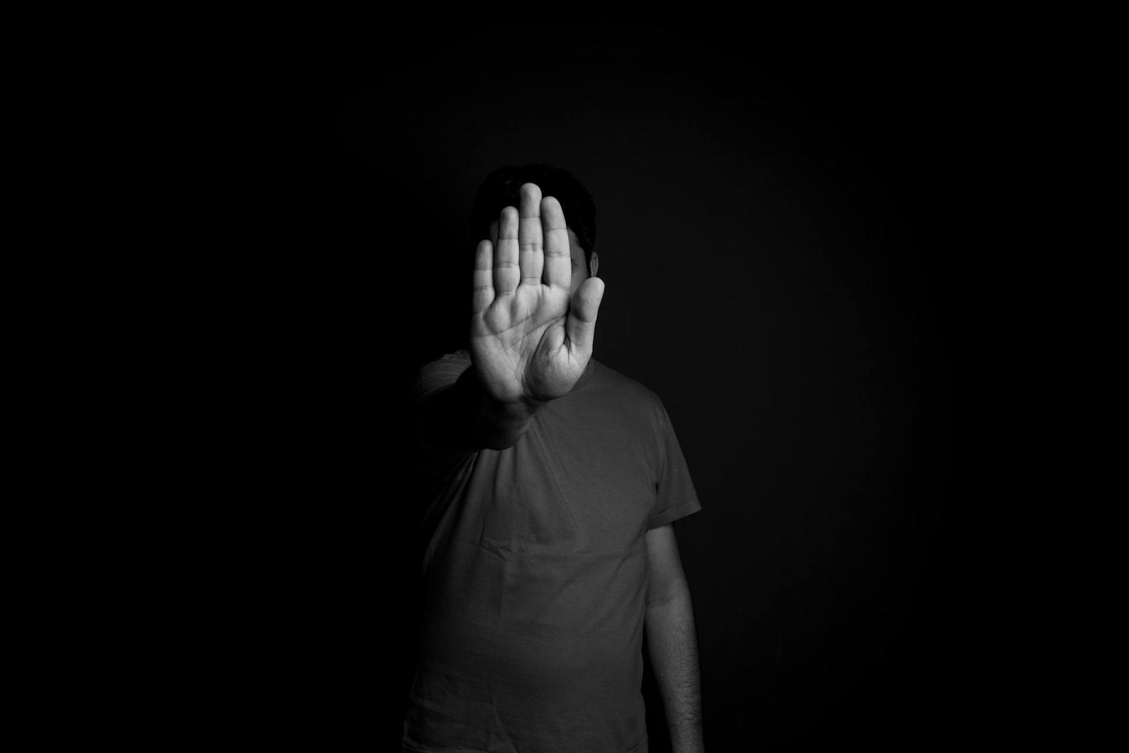 Pendant trop longtemps, la stigmatisation et le silence ont permis à la maltraitance entre enfants et parents de se développer dans l'ombre