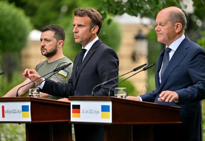 Emmanuel Macron Olaf Scholz Volodymyr Zelensky AFP