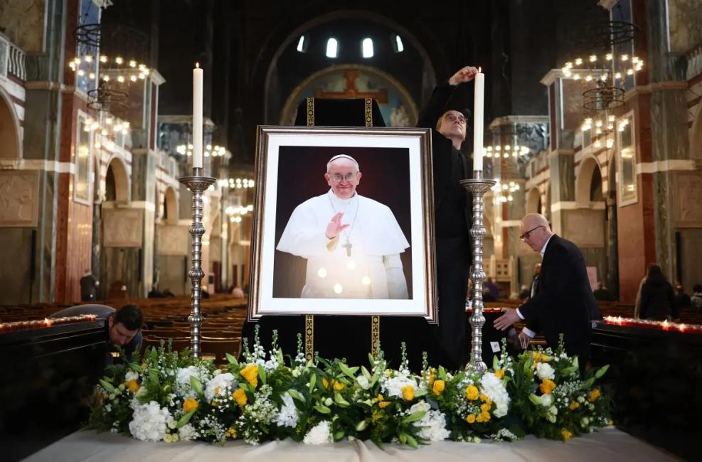 Une image du pape François à l'intérieur de la Cathédrale de Westminster, dans le centre de Londres, le 21 avril 2025.
