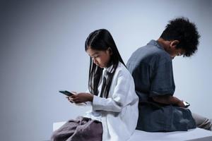 Partout en Occident, la même idée progresse : si les réseaux sociaux rendent les adolescents anxieux, fragiles ou dépendants, alors il suffirait d’éloigner les adolescents des réseaux sociaux.
