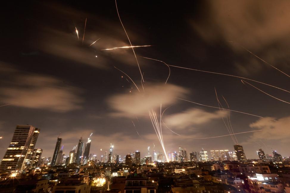 Les systèmes de défense aérienne israéliens sont activés pour intercepter les missiles iraniens au-dessus de la ville de Tel Aviv, le 18 juin 2025. (image d'illustration)