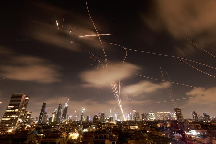 Les systèmes de défense aérienne israéliens sont activés pour intercepter les missiles iraniens au-dessus de la ville de Tel Aviv, le 18 juin 2025. (image d'illustration)