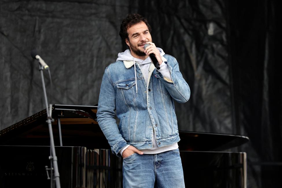 Le chanteur Amir s'exprime sur scène à Paris, en octobre 2024.