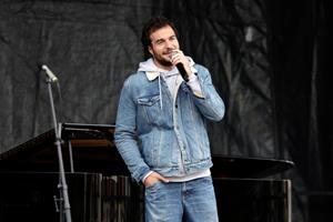 Le chanteur Amir s'exprime sur scène à Paris, en octobre 2024.