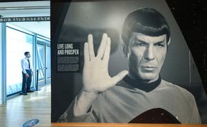Une affiche de Leonard Nimoy dans le rôle de Spock faisant le signe vulcain accueille les visiteurs lors de l'avant-première de Star Trek : Exploring New Worlds au Skirbal Cultural Center, à Los Angeles, en Californie.