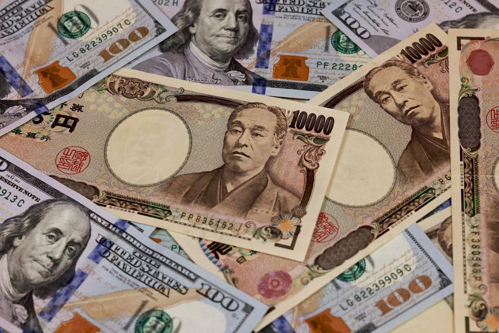 Des billets de banque japonais de 10 000 yens et de 100 dollars américains à Tokyo.