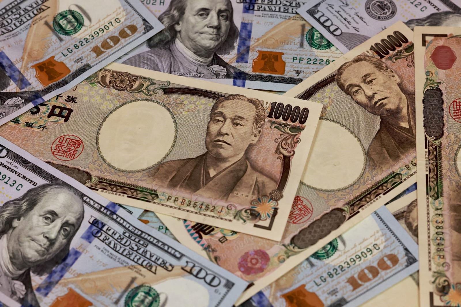 Des billets de banque japonais de 10 000 yens et de 100 dollars américains à Tokyo.