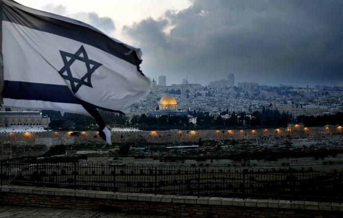 Une vue de Jérusalem avec un drapeau israélien.