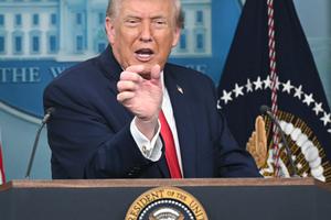 Le président américain Donald Trump s’exprime lors d’un briefing dans la salle de presse Brady de la Maison-Blanche, à Washington, le 20 janvier 2026.
Le président des États-Unis a exprimé mardi sa frustration face au fait que son message sur l’économie « ne passait pas », imputant ce problème à ses porte-parole. (Image d'illustration)