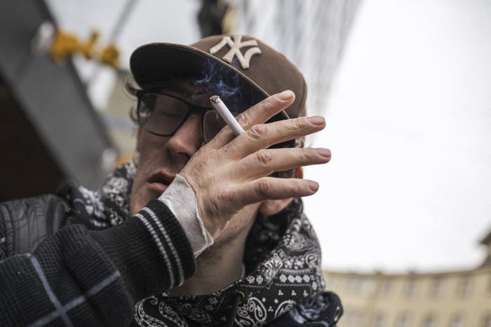 Un toxicomane dans la ville d'Helsinki.