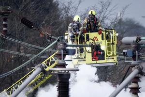 Des pompiers éteignent les flammes d'un incendie qui s'est déclaré dans une sous-station électrique alimentant l'aéroport d'Heathrow à Hayes, dans l'ouest de Londres, le 21 mars 2025.