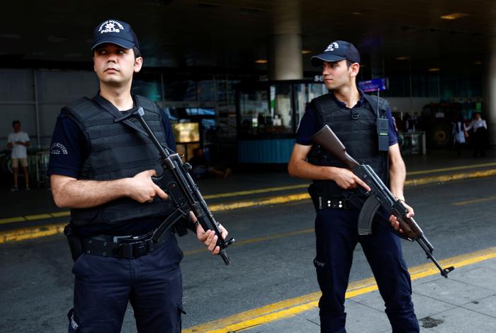 Des policiers turcs montent la garde devant l'aéroport d'Atatürk à Istanbul (Turquie) le 30 juin 2016.