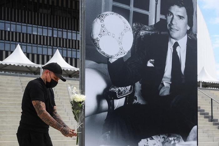 Bernard Tapie hommage Marseille AFP