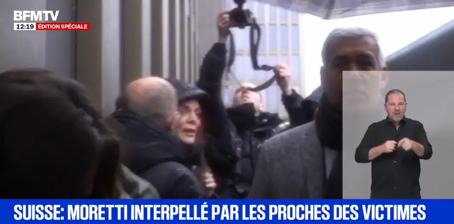 Les époux Moretti interpellés par les familles des victimes.