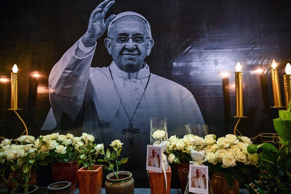 Un portrait du pape François à la cathédrale de Surabaya, en Indonésie, le 22 avril 2025.