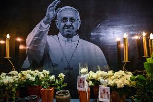 Un portrait du pape François à la cathédrale de Surabaya, en Indonésie, le 22 avril 2025.