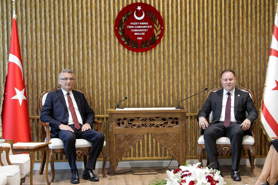 Tufan Erhurman (à gauche), nouveau dirigeant chypriote turc de la République turque autoproclamée de Chypre du Nord (RTCN) – un territoire reconnu uniquement par la Turquie – rencontre le président de l’Assemblée républicaine, Ziya Oztürkler, dans la capitale divisée, Nicosie, le 24 octobre 2025. Le territoire séparatiste du nord de Chypre a largement voté pour remplacer son dirigeant sortant, soutenu par le président turc Recep Tayyip Erdogan, ont indiqué les autorités électorales le 19 octobre.