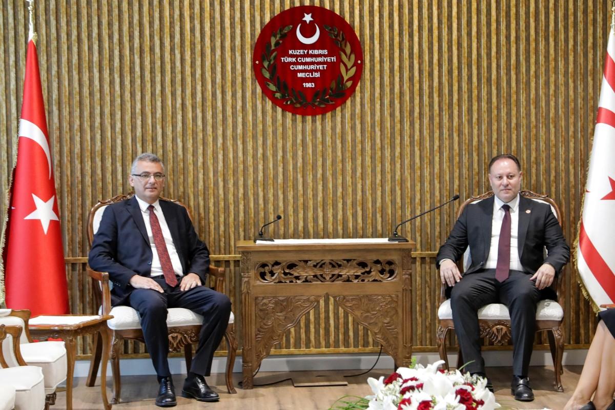 Tufan Erhurman (à gauche), nouveau dirigeant chypriote turc de la République turque autoproclamée de Chypre du Nord (RTCN) – un territoire reconnu uniquement par la Turquie – rencontre le président de l’Assemblée républicaine, Ziya Oztürkler, dans la capitale divisée, Nicosie, le 24 octobre 2025. Le territoire séparatiste du nord de Chypre a largement voté pour remplacer son dirigeant sortant, soutenu par le président turc Recep Tayyip Erdogan, ont indiqué les autorités électorales le 19 octobre.