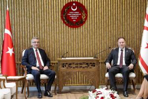 Tufan Erhurman (à gauche), nouveau dirigeant chypriote turc de la République turque autoproclamée de Chypre du Nord (RTCN) – un territoire reconnu uniquement par la Turquie – rencontre le président de l’Assemblée républicaine, Ziya Oztürkler, dans la capitale divisée, Nicosie, le 24 octobre 2025. Le territoire séparatiste du nord de Chypre a largement voté pour remplacer son dirigeant sortant, soutenu par le président turc Recep Tayyip Erdogan, ont indiqué les autorités électorales le 19 octobre.