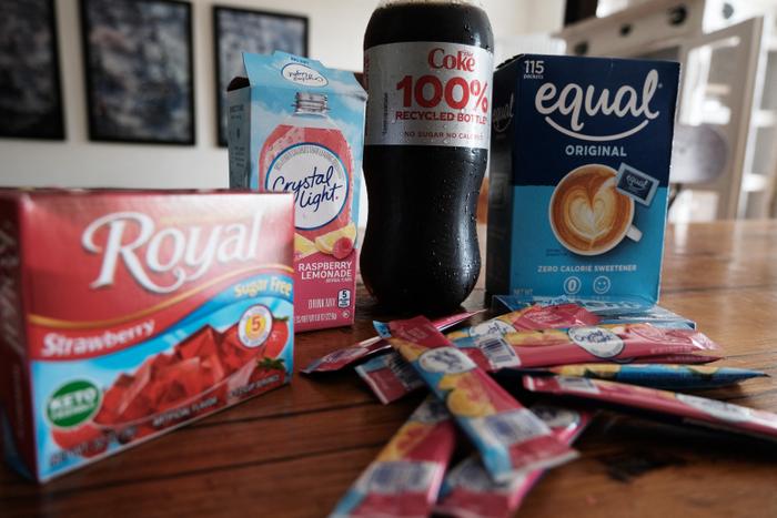 Des produits alimentaires contenant de l'aspartame, un édulcorant artificiel sont exposés à New York.