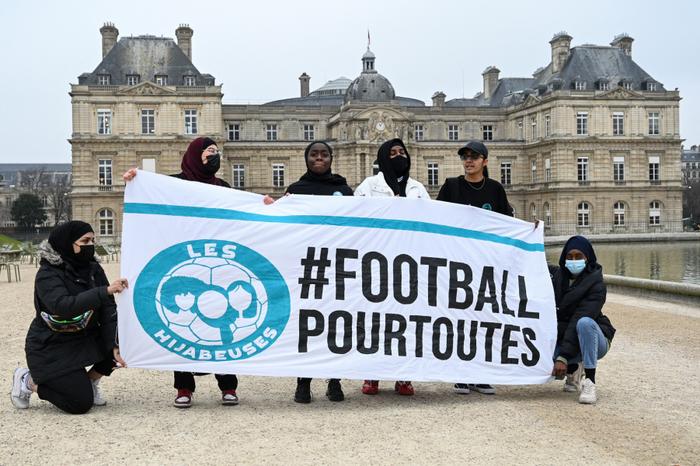Des femmes se faisant appeler "Les Hijabeuses" avant de jouer au football dans le jardin du Luxembourg, face au Sénat, à Paris, le 26 janvier 2022