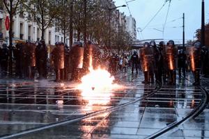 Des policiers et des gendarmes montent la garde et réalisent des opérations de maintien de l'ordre durant la manifestation à Paris, le 24 octobre 2026.