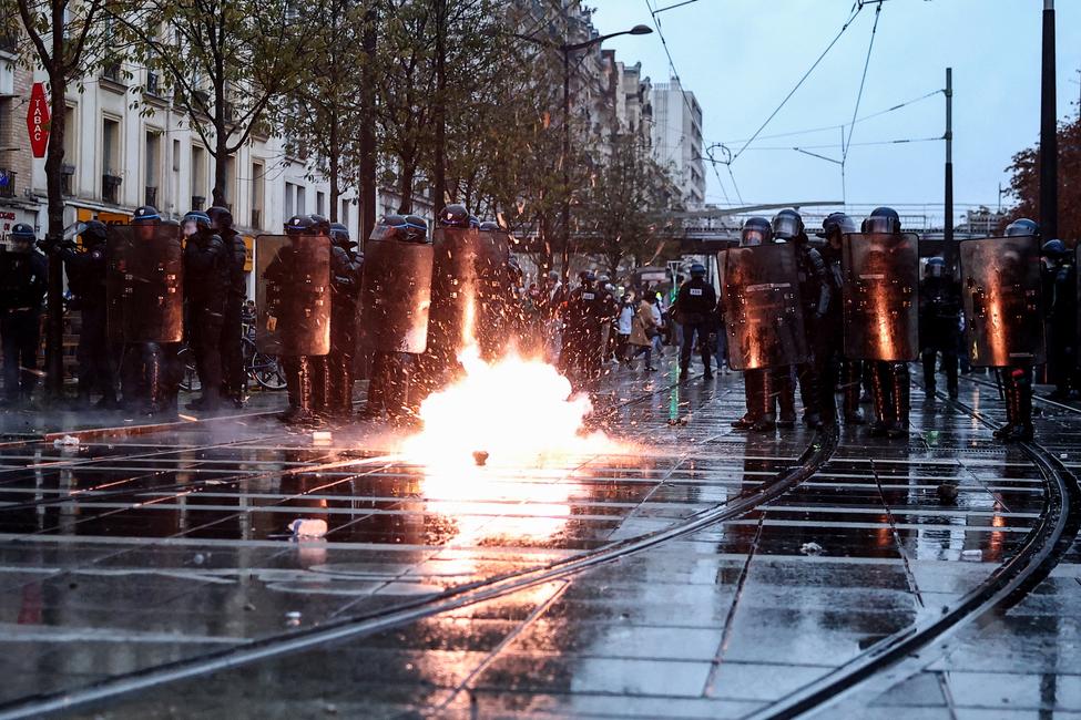 Des policiers et des gendarmes montent la garde et réalisent des opérations de maintien de l'ordre durant la manifestation à Paris, le 24 octobre 2026.