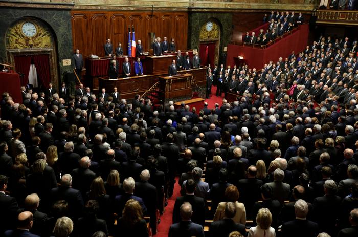 François Hollande, les députés et sénateurs français observent une minute de silence lors du congrès spécial de l'Assemblée nationale et du Sénat) au Palais de Versailles, le 16 Novembre 2015.