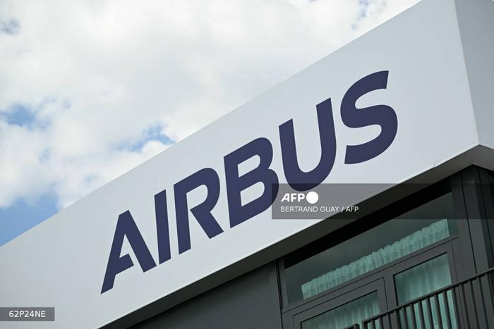Le logo de la société aérospatiale Airbus est affiché au Pavillon Airbus lors de la 55e édition du Salon international de l'aéronautique et de l'espace de Paris-Le Bourget, à l'aéroport de Paris-Le Bourget, le 17 juin 2025.