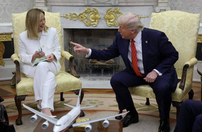 Donald Trump rencontre la Première ministre italienne Giorgia Meloni dans le Bureau ovale de la Maison-Blanche, le 17 avril 2025 à Washington.