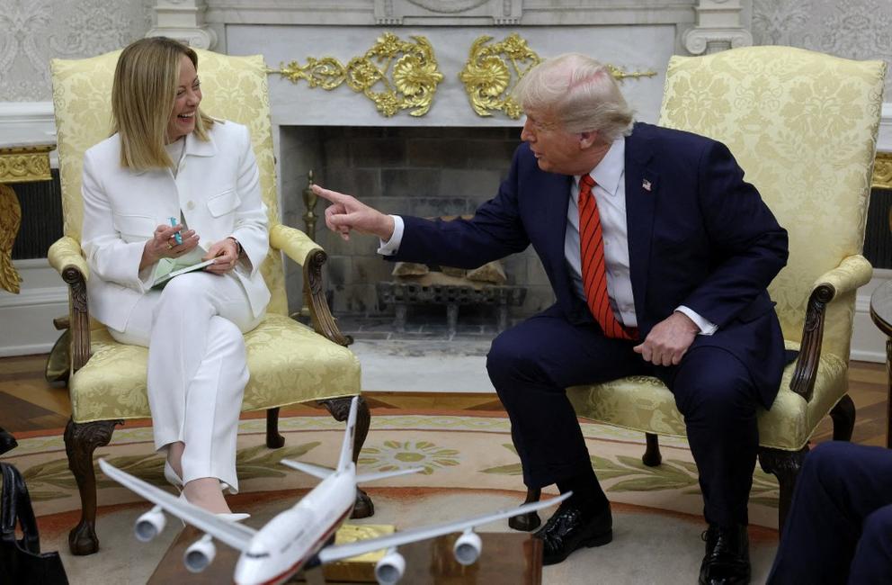 Donald Trump rencontre la Première ministre italienne Giorgia Meloni dans le Bureau ovale de la Maison-Blanche, le 17 avril 2025 à Washington.