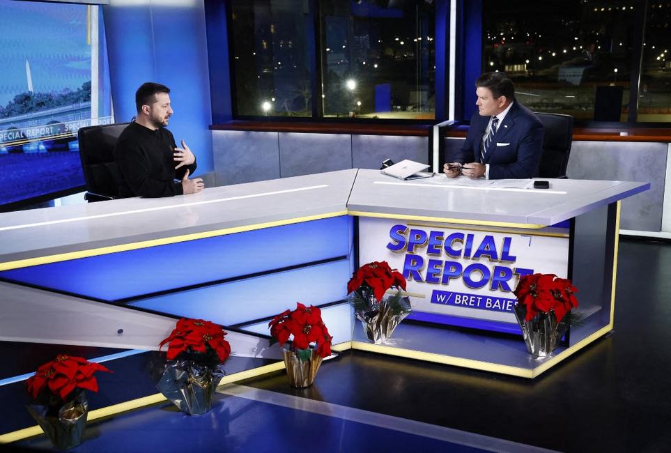 Le président ukrainien Volodymyr Zelensky lors d'une interview avec Bret Baier dans les locaux de FOX News DC, le 12 décembre 2023 à Washington.