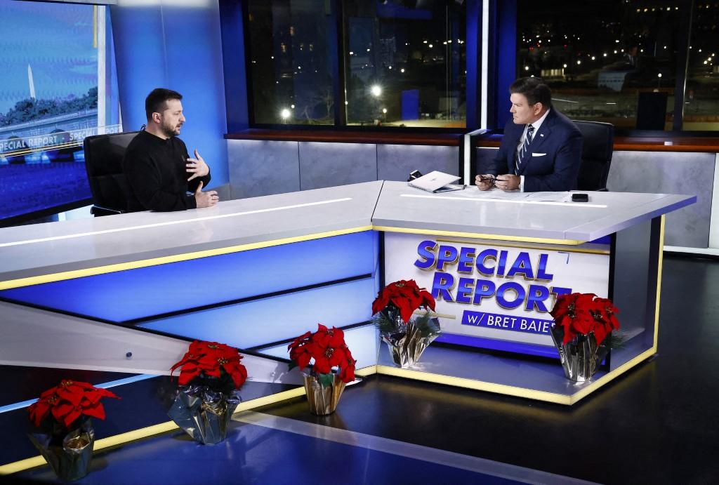 Le président ukrainien Volodymyr Zelensky lors d'une interview avec Bret Baier dans les locaux de FOX News DC, le 12 décembre 2023 à Washington.