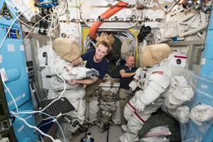 Les membres de l'équipage Expedition 48, Kate Rubins et Jeff Williams de la NASA, en train d'équiper les combinaisons spatiales à l'intérieur du sas Quest à bord de la Station spatiale internationale le 15 août 2016.