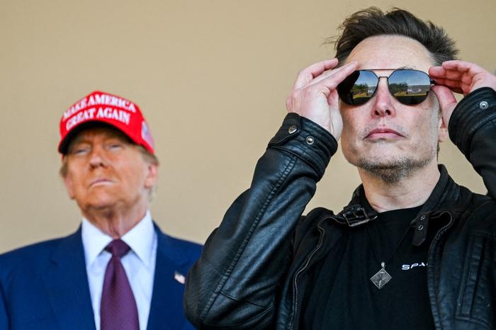 Donald Trump et Elon Musk regardent le lancement du sixième vol d'essai de la fusée SpaceX Starship, le 19 novembre 2024 à Brownsville, au Texas.