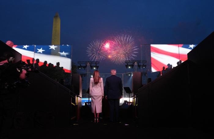 Le président Donald Trump et sa femme Melania assistent à un feu d'artifice à la suite de la parade militaire voulue par le premier.