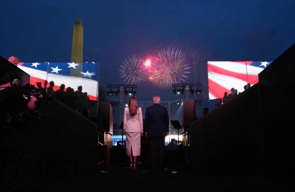 Le président Donald Trump et sa femme Melania assistent à un feu d'artifice à la suite de la parade militaire voulue par le premier.