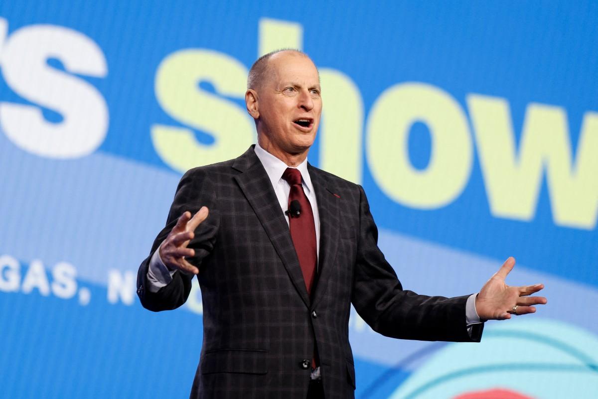 Gary J. Shapiro, président de la Consumer Technology Association, prend la parole lors d'une conférence de presse d'AMD avant le salon annuel Consumer Electronics Show à Las Vegas, Nevada, le 5 janvier 2026.