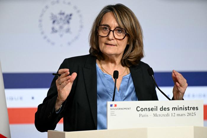 Sophie Primas, ministre déléguée et porte-parole du gouvernement, s'exprime lors d'une conférence de presse le 12 mars 2025 à Paris.