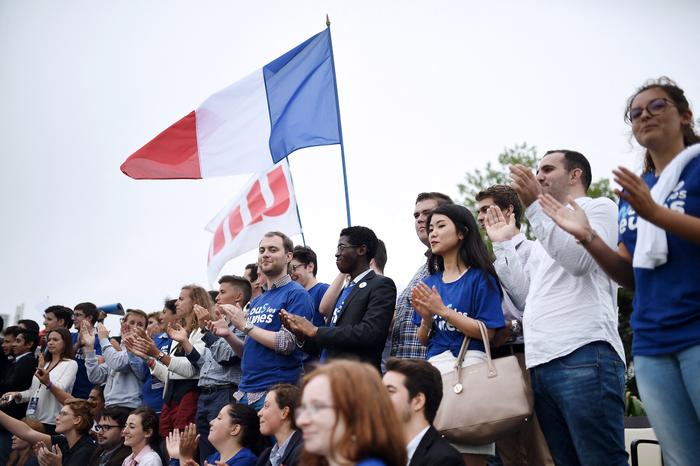 Des militants et des sympathisants du parti Les Républicains (LR) brandissent un drapeau français et applaudissent lors de l'université d'été du parti, le 4 septembre 2016, à La Baule. (Image d'illustration)