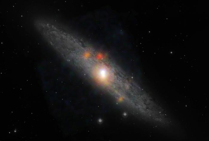 La galaxie du Sculpteur dans une image composite du réseau de télescopes spectroscopiques nucléaires de la NASA (NuSTAR) et de l'Observatoire européen austral au Chili.